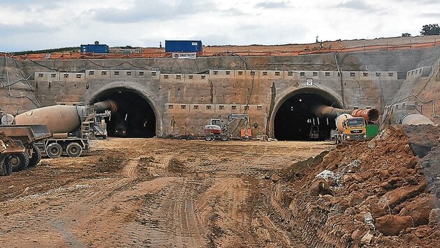 Auf dieser Tunnelbaustelle der S 7 wurde der Mann von Erdmassen verschüttet. (Bild: Christian Schulter)