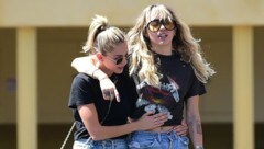 Miley mit Kaitlynn Carter (Bild: www.PPS.at)