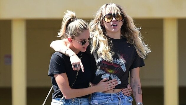 Miley mit Kaitlynn Carter (Bild: www.PPS.at)