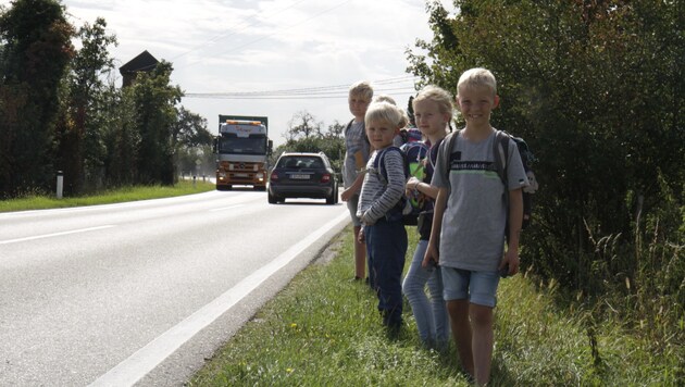 Die Kinder müssen die vielbefahrene B132 überqueren (Bild: Markus Schütz)