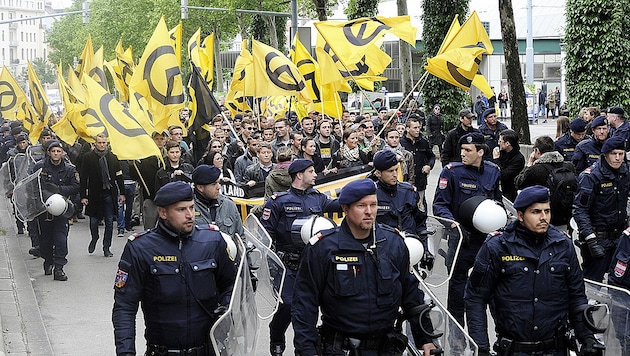 Eine Demo der Identitären in Wien (Bild: APA/HERBERT PFARRHOFER)