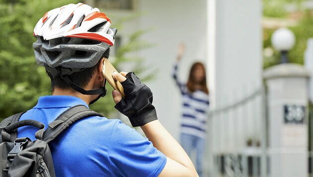Telefonieren am Fahrrad ist verboten und gefährlich (Bild: stock.adobe.com)