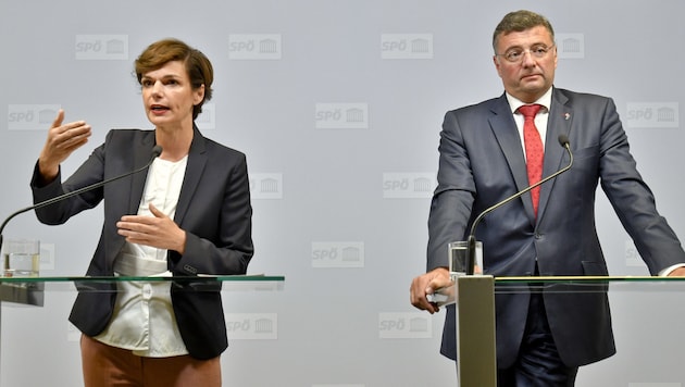 SPÖ-Chefin Pamela Rendi-Wagner und der stellvertretende Klubvorsitzende Jörg Leichtfried (Bild: APA/HERBERT NEUBAUER)