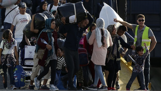 Flüchtlinge im Hafen von Thessaloniki (Bild: AP)