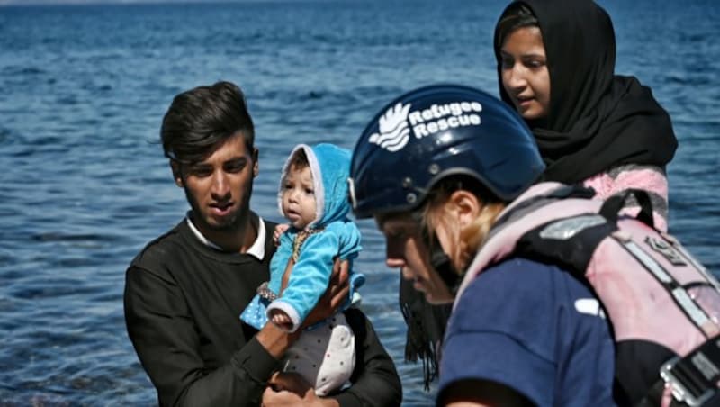 Eine Flüchtlingsfamilie an der Küste der griechischen Insel Lesbos (Bild: APA/AFP/ARIS MESSINIS)