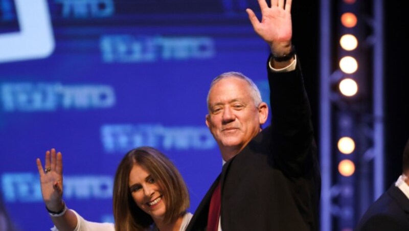 Benny Gantz mit Ehefrau Revital (Bild: AP)