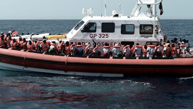 Italienische Küstenwache mit Migranten - Symbolbild (Bild: AFP)