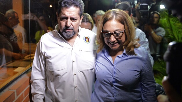 Edgar Zambrano mit seiner Frau Sobella Mejias nach seiner Haftentlassung (Bild: AFP)