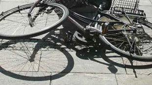 Der Radfahrer kam verletzt ins Krankenhaus (Symbolbild).  (Bild: Jürgen Radspieler)