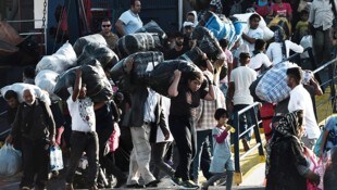 Syrische Flüchtlinge betreten nach dem Übersetzen aus der Türkei in Griechenland EU-Boden.