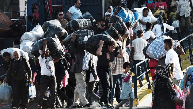 Syrische Flüchtlinge betreten nach dem Übersetzen aus der Türkei in Griechenland EU-Boden. (Bild: AFP )
