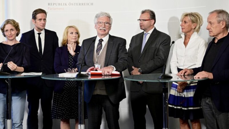 Die Ausschussmitglieder Stephanie Krisper (NEOS), Kai Jan Krainer (SPÖ), Hans-Jörg Jenewein (FPÖ), Gabriela Schwarz (ÖVP), Peter Pilz (JETZT) und Vorsitzende Doris Bures (SPÖ) bzw. Verfahrensrichter Eduard Strauss traten ein letztes Mal zusammen. Viele Fragen bleiben offen, diese könnten in der neuen Legislaturperiode in einem weiteren U-Ausschuss behandelt werden. (Bild: APA/HANS PUNZ)