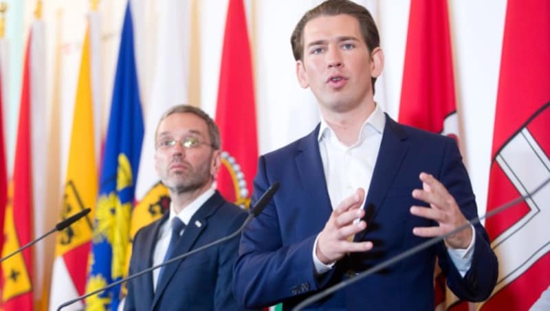 Ex-Kanzler Sebastian Kurz (ÖVP) und sein ehemaliger Innenminister Herbert Kickl (FPÖ) traten auch als Auskunftspersonen im BVT-Untersuchungsausschuss auf. (Bild: APA/GEORG HOCHMUTH)