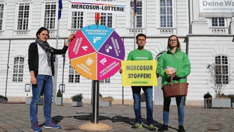 Beherzte Greenpeace-Aktivisten warnten vor der entscheidenden Abstimmung im Parlament vor einer „Mercosur-Lotterie“. (Bild: Zwefo)