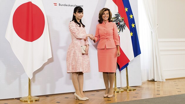 Die japanische Prinzessin Kako mit Brigitte Bierlein im Bundeskanzleramt (Bild: AP)