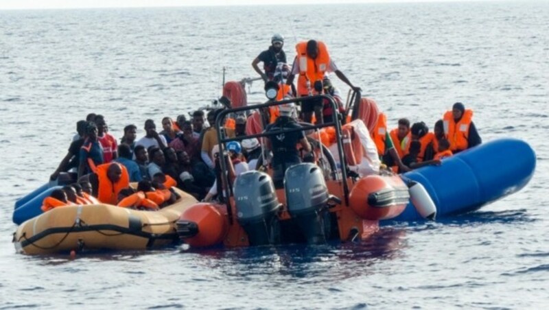 Archivbild einer Rettungsaktion der Ocean Viking (Bild: twitter.com/SOSMedGermany)