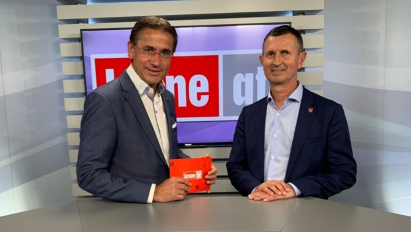 Moderator Gerhard Koller mit Verteidigungsminister Thomas Starlinger im krone.at-Studio (Bild: krone.tv)