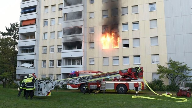 Der Brand brach in einem Kinderzimmer in diesem Münchner Wohnhaus aus, in dem ein E-Scooter geladen wurde. (Bild: Feuerwehr München)
