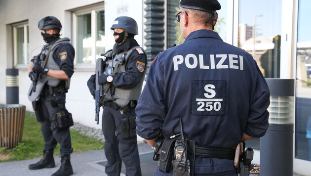 Die Polizei an der Weiserstraße: Die Schule kommt in das Ex-Ausweichquartier des Gerichts. (Bild: Neumayr Franz)