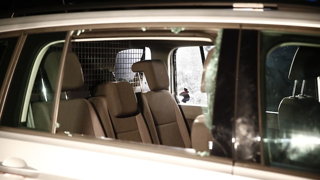 Die zerschossenen Scheiben des Polizeiautos (Bild: APA/ERWIN SCHERIAU)