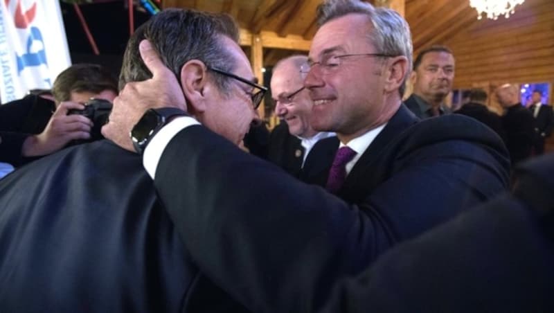 Ziemlich beste Freunde: FPÖ-Chef Norbert Hofer und sein Vorgänger Heinz-Christian Strache (Bild: AFP)