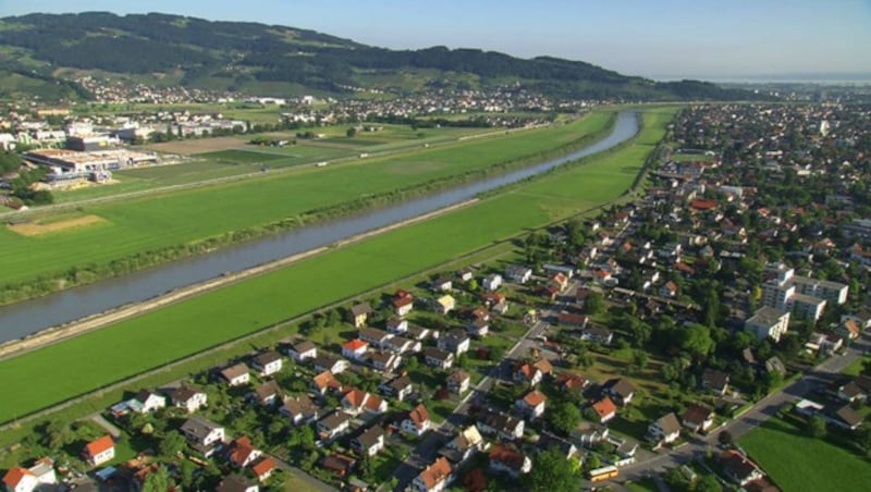 Was der Rhein trennt, will der Schweizer Kanton St. Gallen vereinen. Rechts ist Lustenau zu sehen, links Au in der Schweiz. (Bild: wikipedia.com/Cinedoku Vorarlberg (CC BY-SA 3.0))