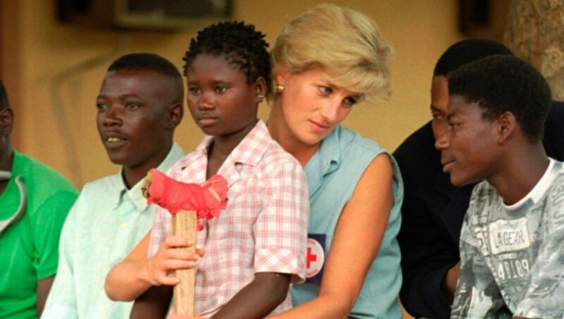 Prinzessin Diana 1997 im Gespräch mit Menschen mit Menschen, die durch Minen Gliedmaßen verloren haben. (Bild: Copyright 2019 The Associated Press. All rights reserved.)