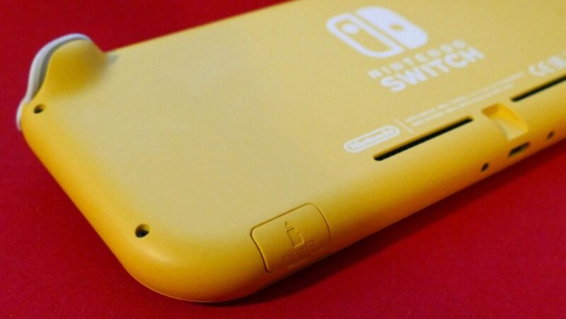 Im microSD-Slot der Switch Lite sind Speicherkarten besser geschützt als hinter dem filigranen Ständer der großen Konsole. (Bild: Dominik Erlinger)