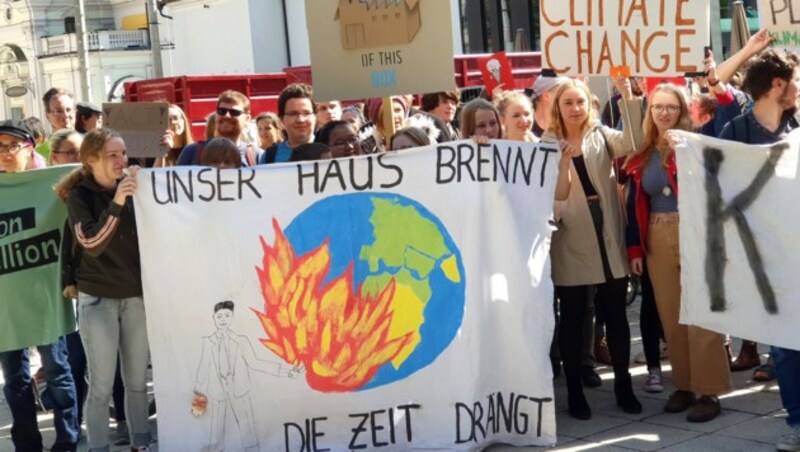 Eine Kundgebung anlässlich der globalen Klimastreikwoche in Linz (Bild: APA/KERSTIN SCHELLER)