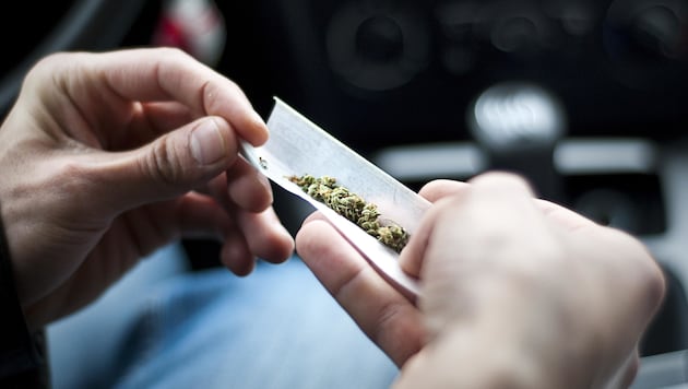 Weder Fahrer noch Beifahrer gaben an, woher die Zigarettenschachtel mit Cannabis stammt. (Bild: stock.adobe.com)