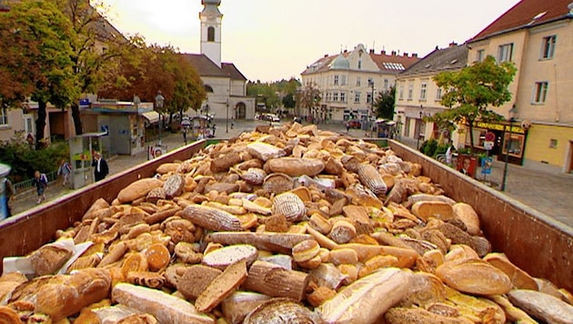 Ein Berg genießbares Brot landet auch bei uns tagtäglich statt auf dem Tisch im Müll. (Bild: ORF)