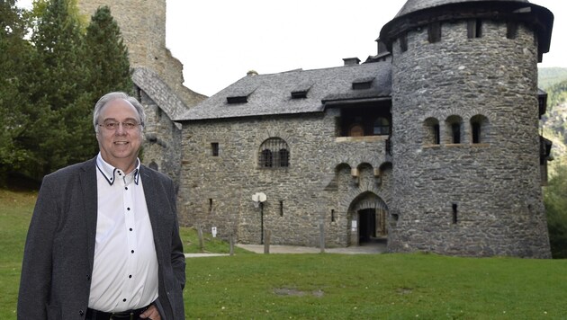Mit altem Waggon, Erlebnisweg und Burg Finstergrün entführt Tourismusobmann Egon Setznagl in die Vergangenheit. (Bild: Holitzky Roland)