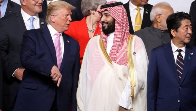 US- Präsident mit dem saudischen Kronzprinz Mohammed Bin Salman während des heurigen G20-Gipfels in Japan (Bild: APA/AFP/Ludovic MARIN)