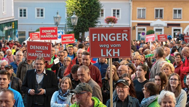 Demonstration in Rottenmann gegen das Leitspital im Bezirk Liezen (Bild: Elmar Gubisch)
