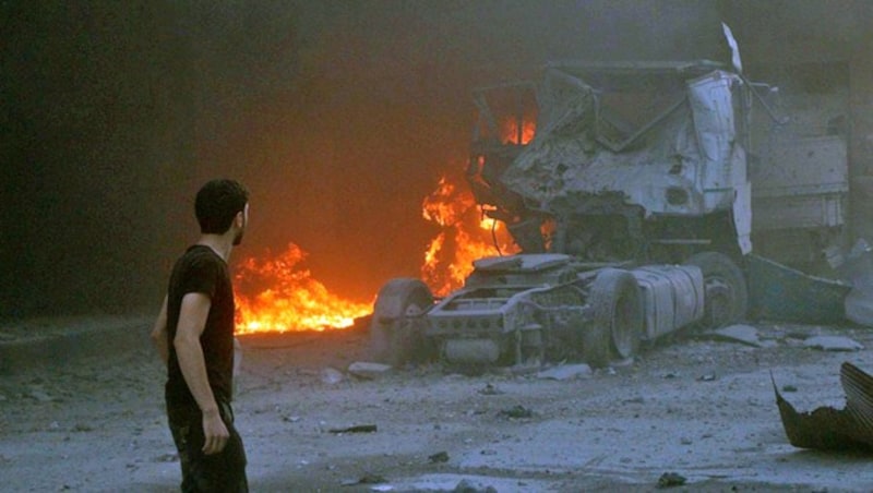 Das ausgebrannte Wrack eines Lkws nach einem Luftangriff im Dorf Maaret al-Numan in der heftig umkämpften syrischen Provinz Idlib (Bild: AP)