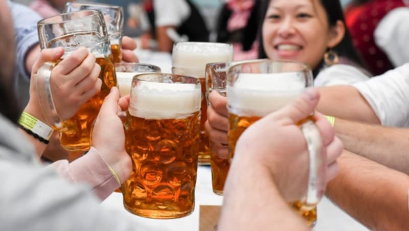 Besucher des Oktoberfests 2019 (Bild: APA/dpa/Tobias Hase)