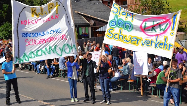 Im Jahr 2011 protestierten die Bürger von Hohentauern für ein Ende des Schwerverkehrs. (Bild: Heinz Weeber)