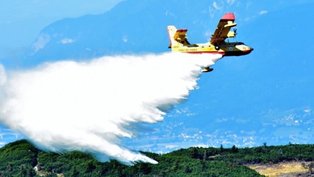 Der Wasserbomber der Italiener „Canadair“ fasste Wasse aus dem Weißensee und warf es über dem Übungsgebiet ab. (Bild: Bundesheer/Arno Pusca)