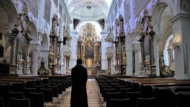 Erzabt Korbinian Birnbacher führt durch die St. Peterskirche. Die ist prachtvoller denn je. (Bild: Christoph Laible)