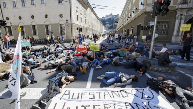 Zum „Aufstand statt Untergang“ riefen die Aktivisten auf (Bild: Tschepp Markus)