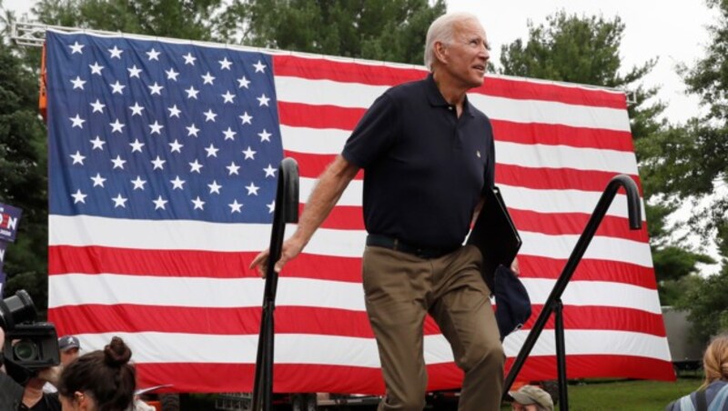 Der wahlkämpfende Joe Biden vor einem Auftritt im US-Staat Iowa (Bild: AP)