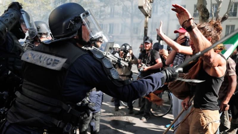 Die Pariser Polizei war sehr gefordert an diesem Großkampftag. (Bild: APA/AFP/Zakaria ABDELKAFI)