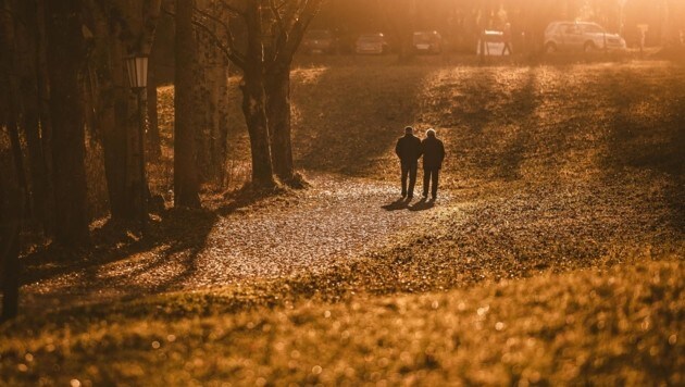 Einzigartig romantische Herbststimmung: Zwei Spaziergänger im Pinzgau. (Bild: EXPA/ JFK)
