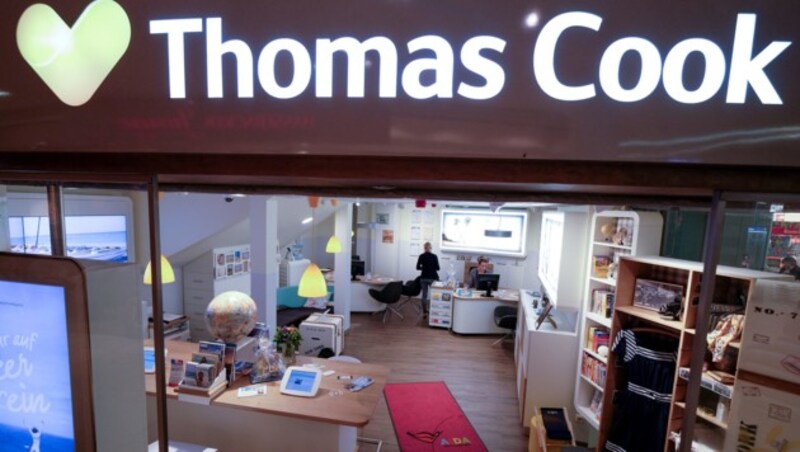 Angestellte von Thomas Cook in einem Reisebüro des Konzerns in Hamburg. (Bild: APA/dpa/Axel Heimken)