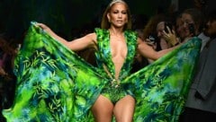 Immer noch so sexy wie vor 20 Jahren: Jennifer Lopez schritt jetzt in ihrem Kult-Versace-Kleid über den Laufsteg. (Bild: AFP)