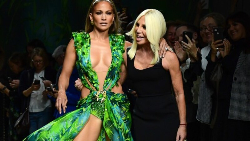 Jennifer Lopez mit Donatella Versace (Bild: AFP)