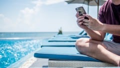 Laut AK-Rechtsexperten gilt: „Wird der Urlaub durch ein dienstliches Telefonat oder eine E-Mail unterbrochen, dann gilt das als Arbeitszeit und darf nicht vom Urlaubskonto abgezogen werden.“ (Bild: stock.adobe.com)