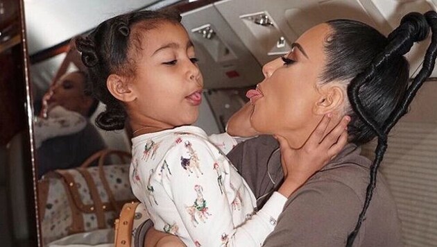 Kim Kardashian blödelt im Flugzeug mit Töchterchen North West (Bild: www.PPS.at)