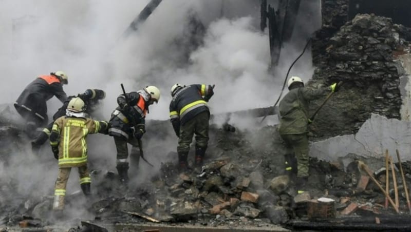 Über 250 Einsatzkräfte kämpften gegen das Feuer. (Bild: APA/ZEITUNGSFOTO.AT)