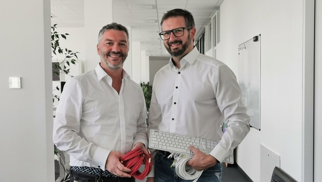 Wolfgang Stockner und Roland Sprengseis (r.) von Bluesource Mobile Solutions im neuen Business-Campus-One (Bild: B. Kneidinger)